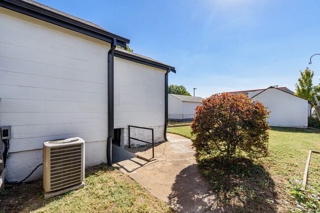 Building Photo - 6026 Scanlan Ave