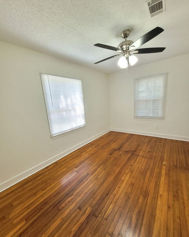 Building Photo - 1112 Polk Ave