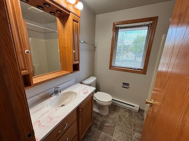Building Photo - 3222 Lakeview Dr