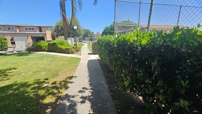 Building Photo - Gorgeous Remodeled 3bed 3bath 2 car garage...