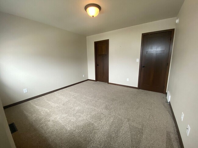 Building Photo - 3-Bed, 3-Bath Single Family Home in Moorhead!