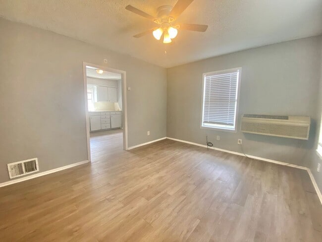 Building Photo - Cozy 2 Bed 1 Bath near Texas Tech Campus
