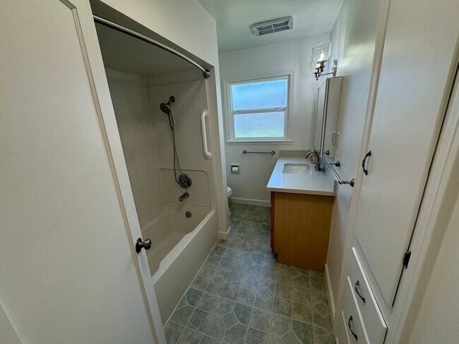 Building Photo - 2 Bedroom | 1 Bathroom | Single family Arden Park Home