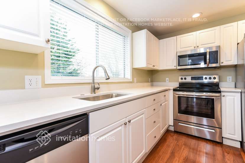 Building Photo - 3525 Crystal Ridge Dr SE