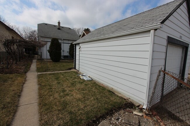 Building Photo - 3 Bedroom 1.5 Bath West Allis House for Rent