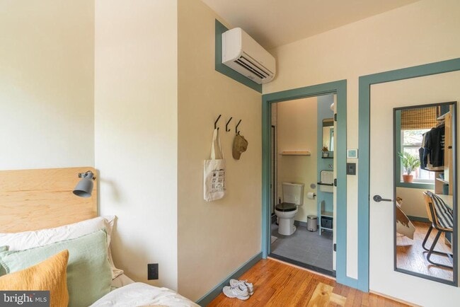 Building Photo - 711 G St SE