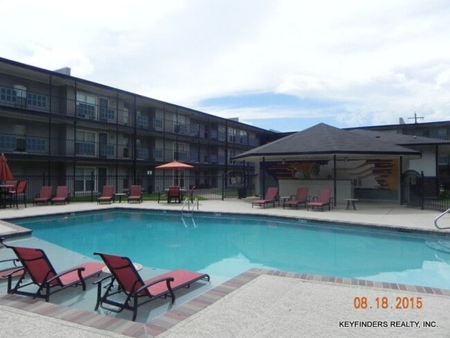 Building Photo - 2 Bedroom Condo  Near LSU in a Gated Commu...