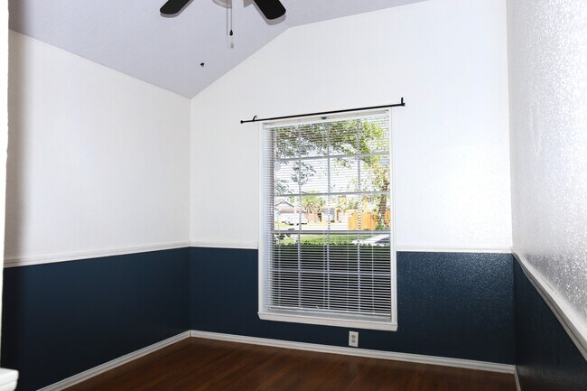 Building Photo - 135 Cotton Dr