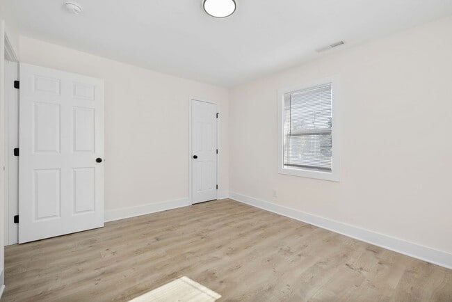 Building Photo - 512 E Branch St