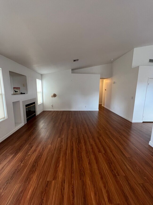 Building Photo - 5911 Golden Sunset Ct