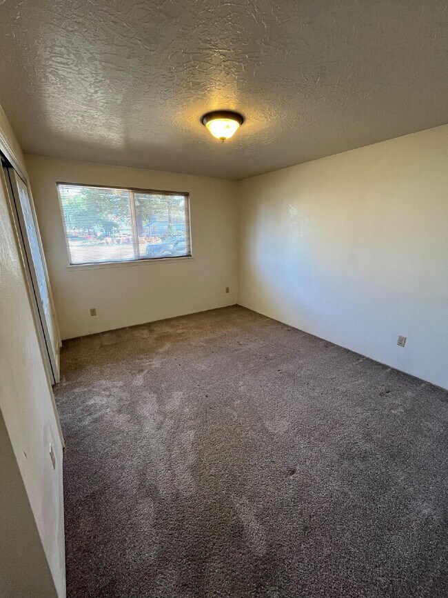 Building Photo - 2 Bedroom Duplex