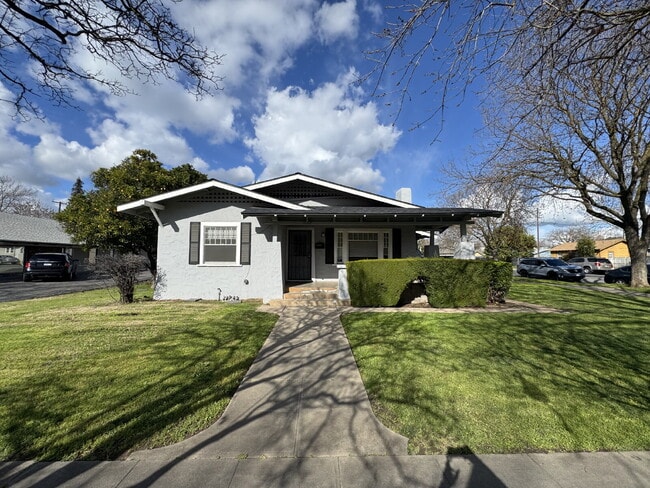 Building Photo - MOVE IN SPECIAL!!  Welcome to this charming 1-bedroom, 1-bathroom home located in a convenient Me...