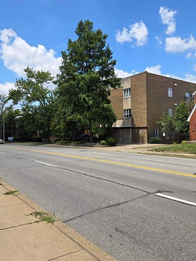 Primary Photo - 5425 Fifth Ave