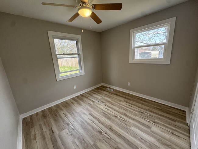Building Photo - 2205 Versailles Dr