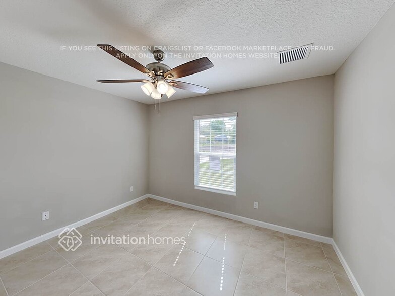 Building Photo - 373 NW Avens St