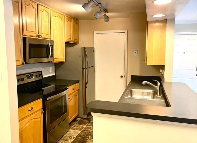 Building Photo - 3313 Sir Thomas Dr