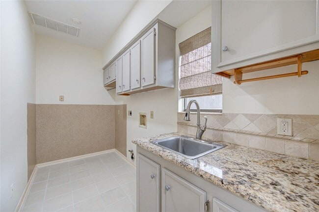 Building Photo - 12307 Rocky Knoll Dr
