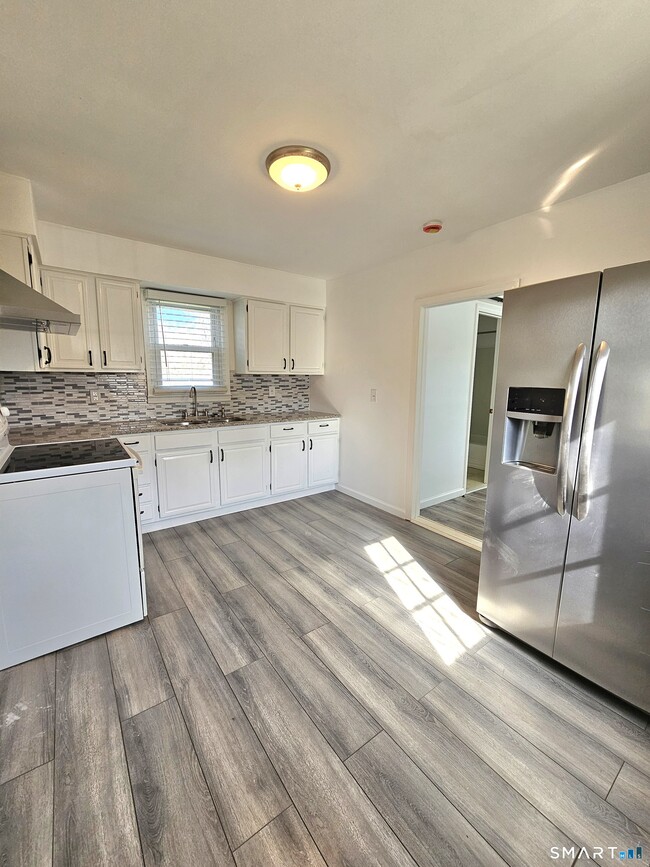 Building Photo - 2071 Middletown Ave