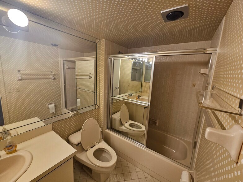 Building Photo - 4770 Fountains Dr S