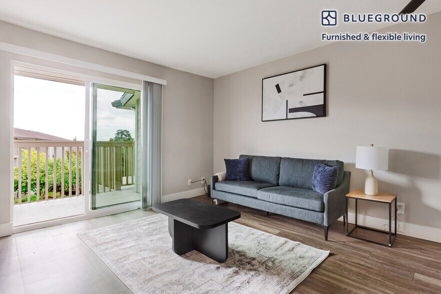 Primary Photo - 766 Edgewater Blvd