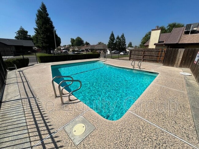 Building Photo - 4220 W Cypress Ave