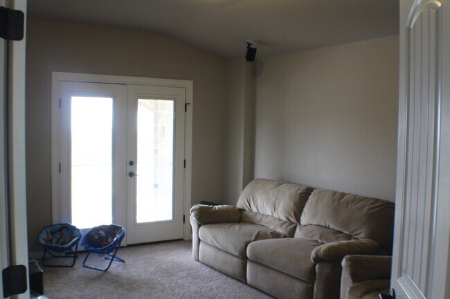 Building Photo - Beautiful spacious rental with fabulous up...