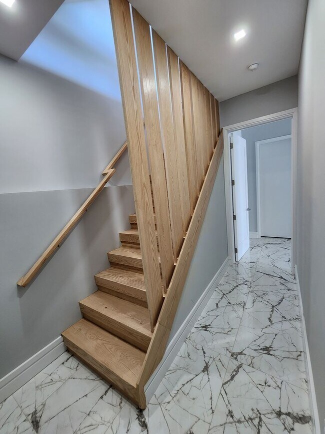 Building Photo - Modern Mountain Retreat with Rooftop Hot Tub – Flexible Lease Options