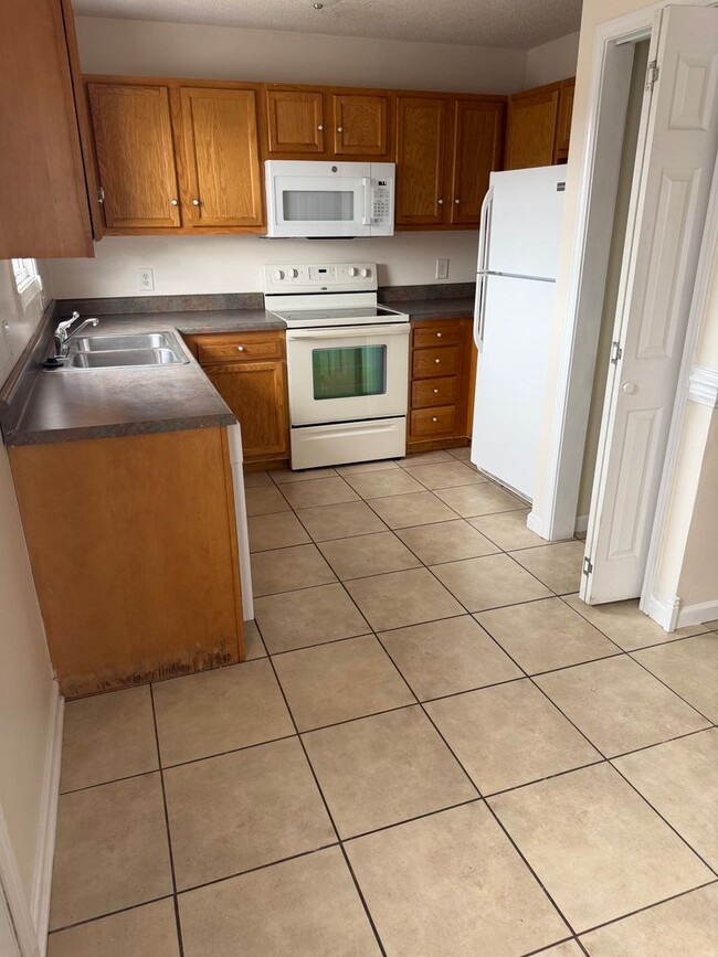 Building Photo - 2-bedroom, 1 full bath with 2-half baths Condo   Gray TN