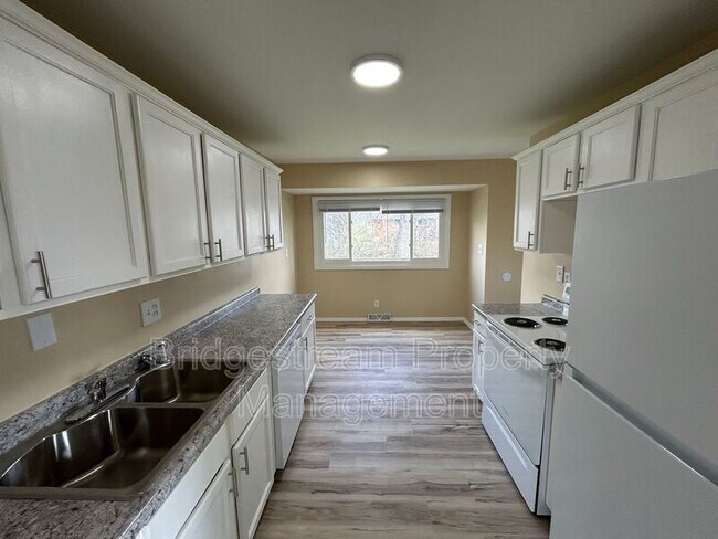 Building Photo - 22 Whispering Dr