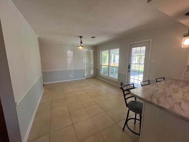 Building Photo - New Listing!