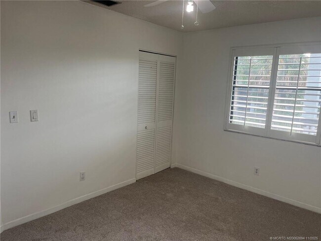 Building Photo - 1290 SE Parkview Pl