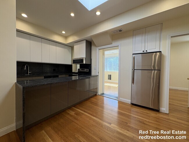 Building Photo - 1801 Beacon St