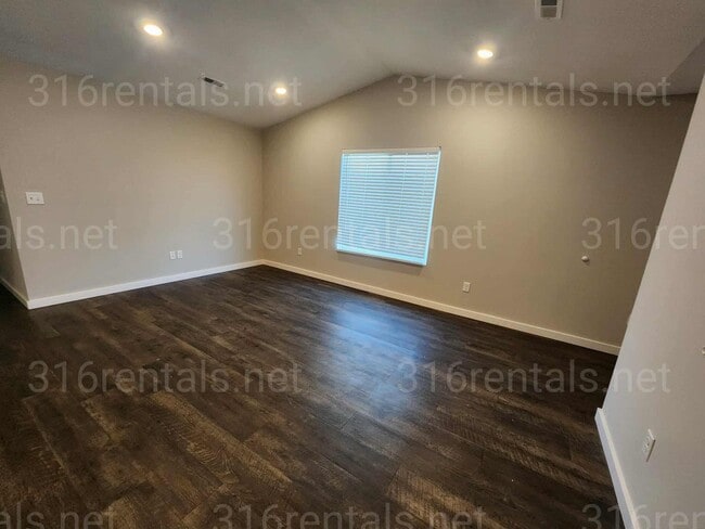 Building Photo - 1813 E 69th Ct N