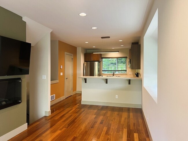 Building Photo - Charming North Beacon Hill 3 bed/2.5 bath ...