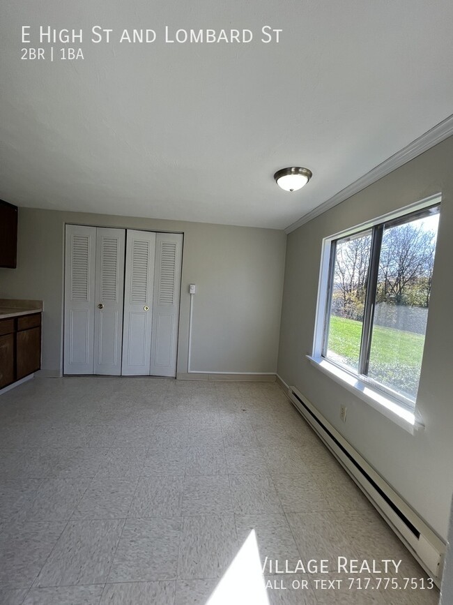 Building Photo - Huge 2-Bed apartment with washer/dryer hoo...