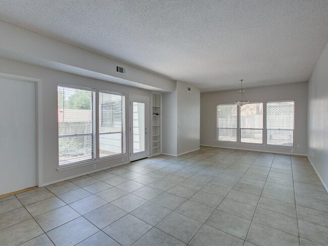 Building Photo - 8402 Tallwood Dr