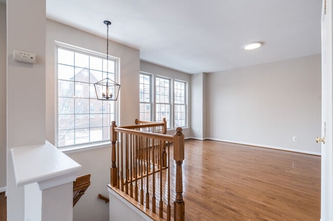 Building Photo - Immaculate 3 Bed 2 Full & 2 Half Bath End ...