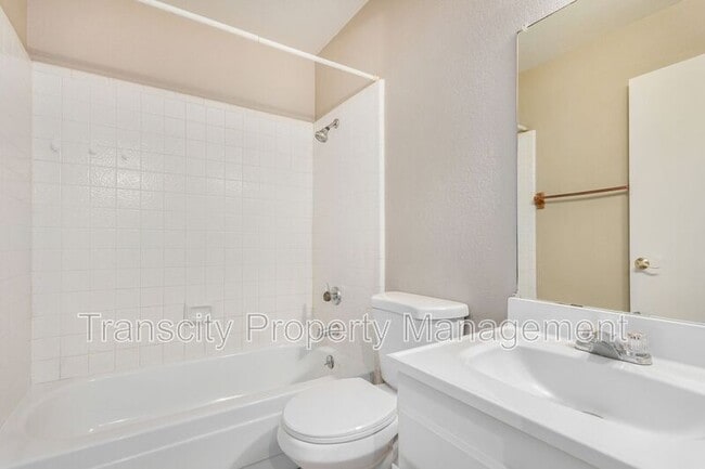 Building Photo - 832 W Laguna Dr