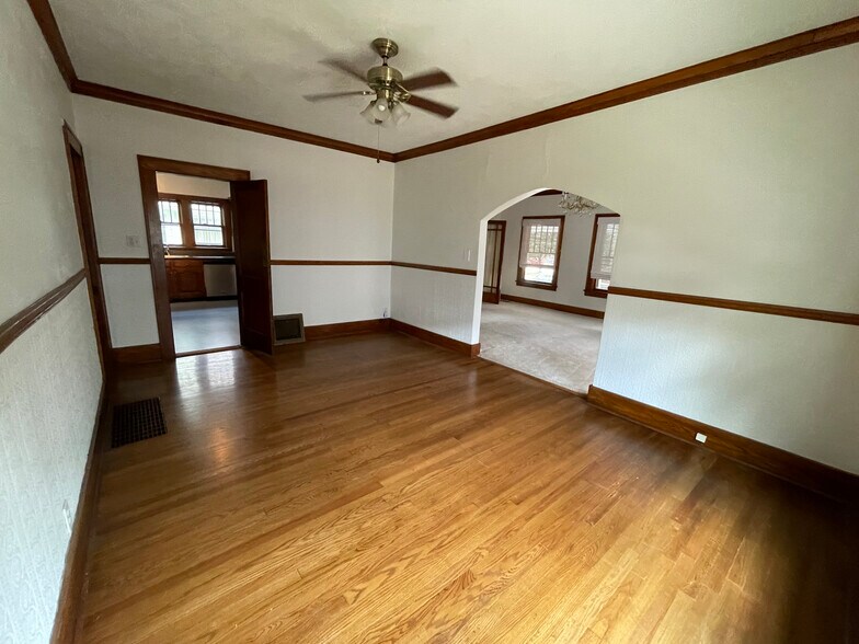 Building Photo - 612 W Healey St