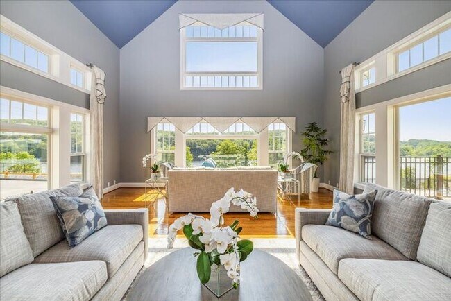 Building Photo - 204 River View Ln