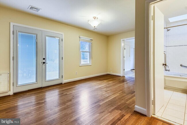 Building Photo - 210 E Hamilton Ave