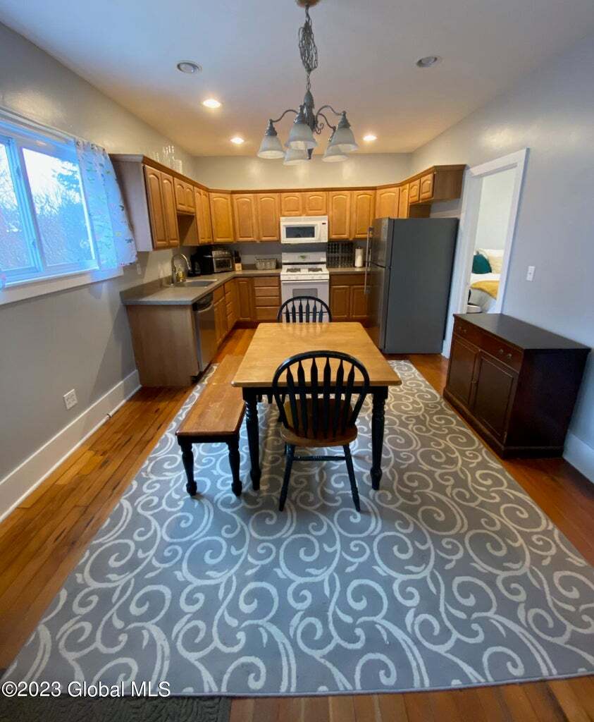 Kitchen - 104 Catherine St