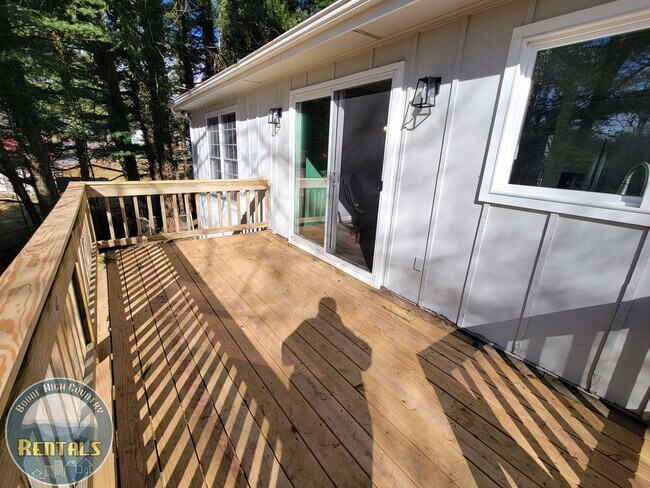 Building Photo - Adorable and Spacious Ranch Close to Town!