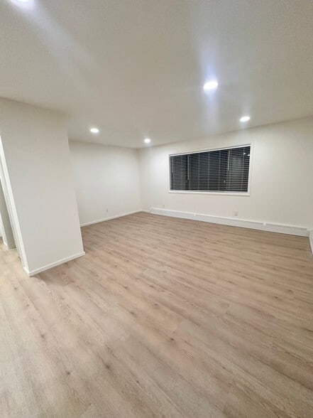 Building Photo - 105 E Peach St