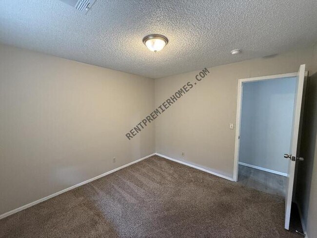 Building Photo - 1237 N Ironwood Pl