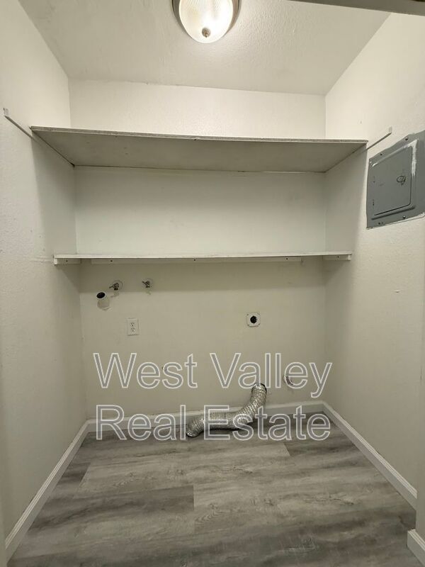 Building Photo - 205 W Ash St