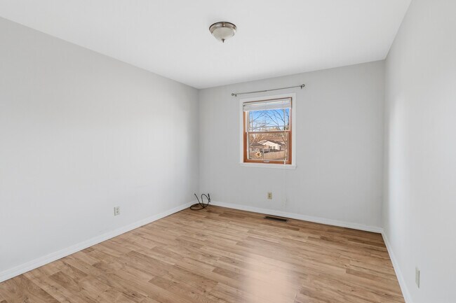 Building Photo - 1903 Sumac Dr