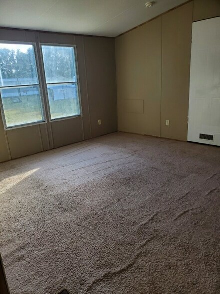 Building Photo - 494 Crooked St