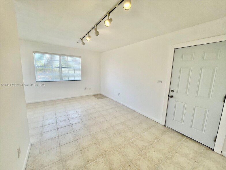 Building Photo - 2015 SW 27th Ave
