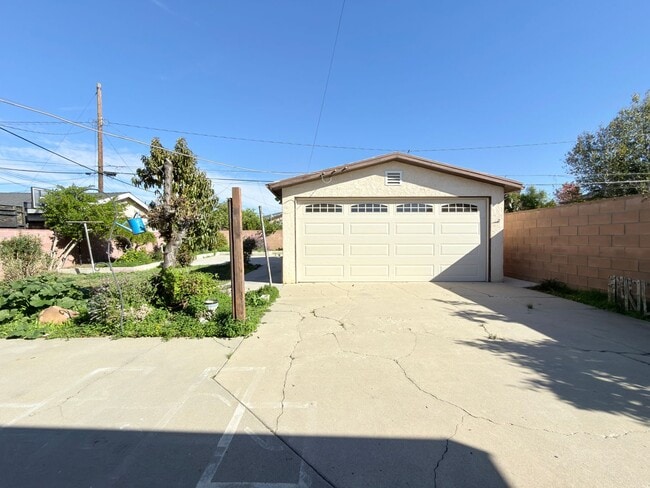 Building Photo - 1007 De Foe St